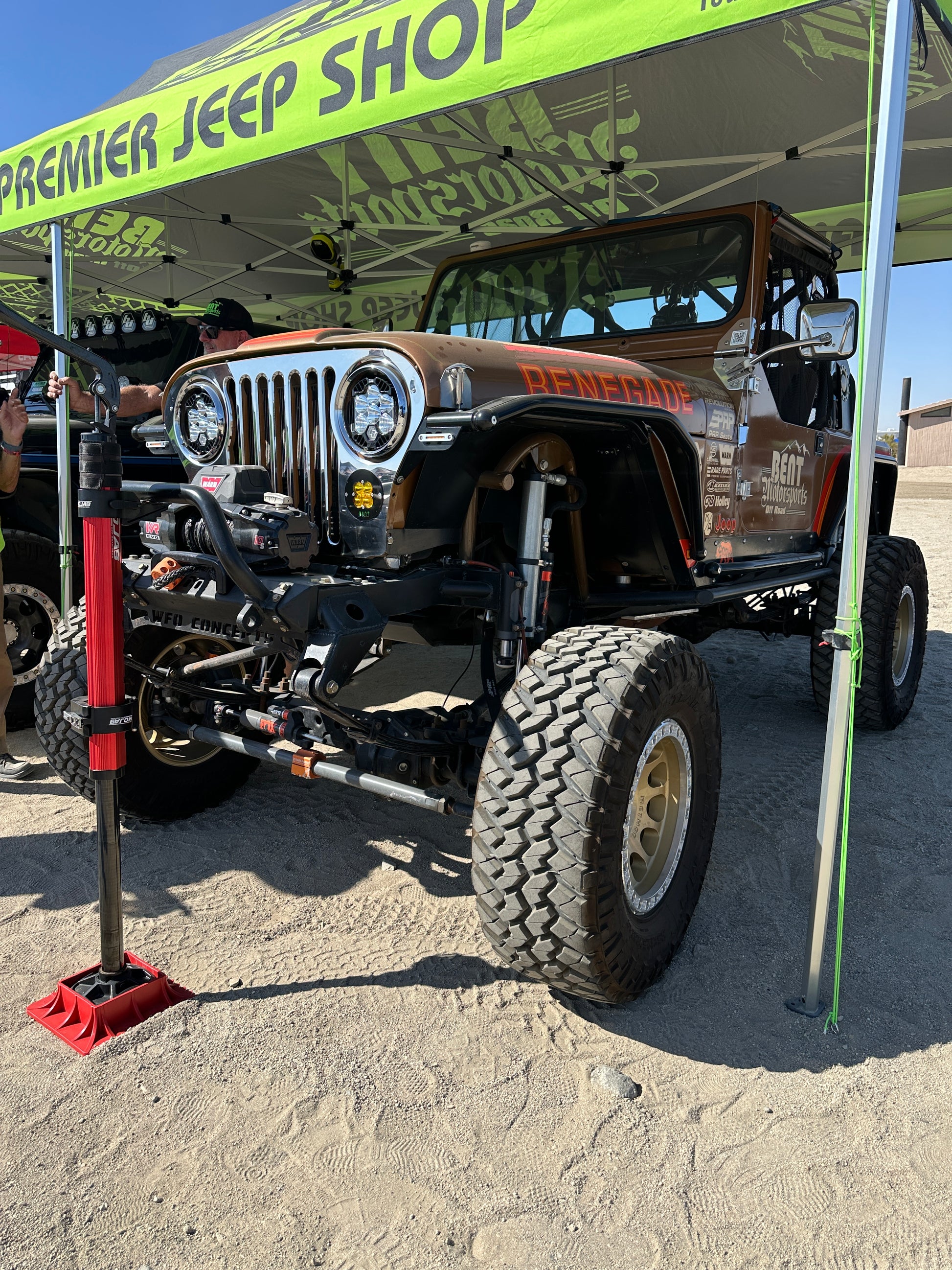 Hydraulic Jack under Jeep with Base